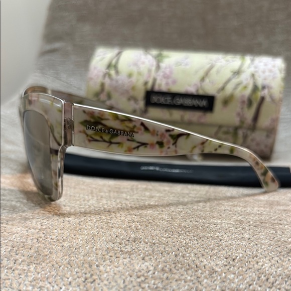 DOLCE & GABBANA Cherry Blossom Pattern Sunglasses with original Case and Cloth - Picture 2 of 12